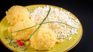 Mamaliguta cu brânză si smantana