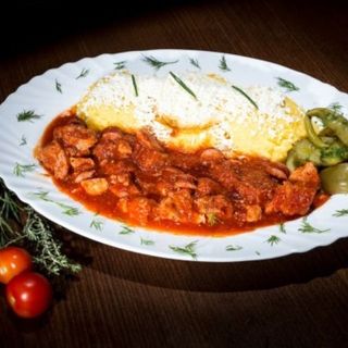 Tochitura taraneasca cu mamaliguta si ou