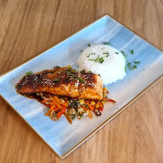 Somon teriyaki cu orez cu legume