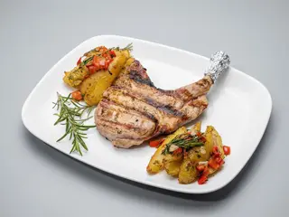Cotlet de porc cu os fragezit cu cartofi cu rozmarin