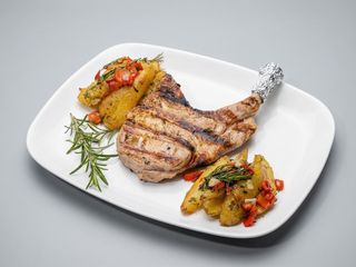 Cotlet de porc cu os fragezit cu cartofi cu rozmarin
