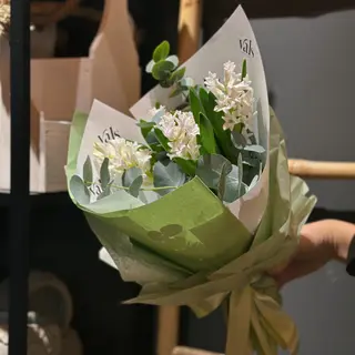 Buchet 5 zambile și eucalypt