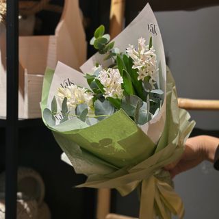 Buchet 5 zambile și eucalypt