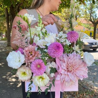 Lădiță de lemn, cu flori de sezon 