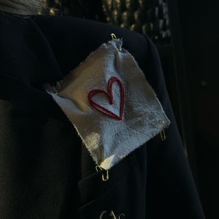 Imprimeu brodat detașabil, Inimă Goală