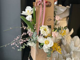 Căsuță plină cu flori