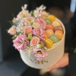 Cutie cu flori și 12 macarons