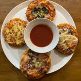 sau toate patru la un loc: mini pizza quatro