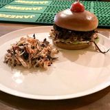Pulled Beef Burger cu salată coleslav și sos de muștar