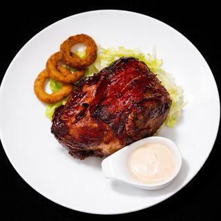 Recomandarea bucătarului: Ciolan preparat în casă, gătit lent la cuptor cu sos de hrean