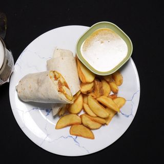 Kathi Roll cu Pui si Cartofi Wedges, cu sos branza burduf si marar , si varza murata  