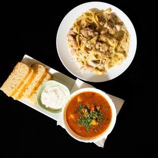 Marți Supă gulaș cu vită & Paste tagliatelle Alfredo