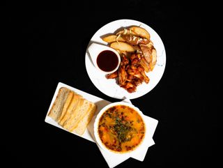 Ciorbă de fasole verde si Aripioare Buffalo cu cartofi