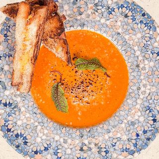 Supă cremă de roșii cu cheddar toast 