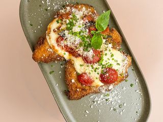 Șnițel de pui Parmigiana
