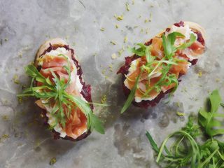 Bruschetta cu rosii si prosciutto crudo