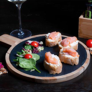 Bruschetta cu crema de branza si somon