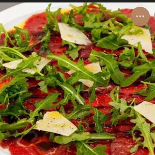 Carpaccio di vitello con rucola e grana