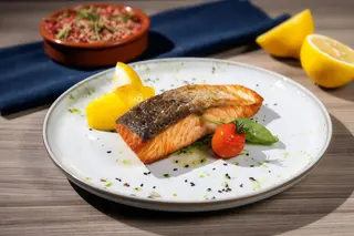 Carpaccio di salmone con capperi