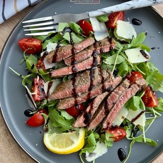 Tagliata di manzo con rucola e grana
