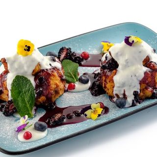 Papanaș cu branza, sos de smantana si gem de afine