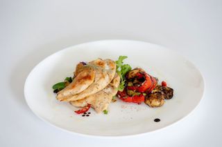 Pastrav prajit cu mamaliguta si legume la gratar