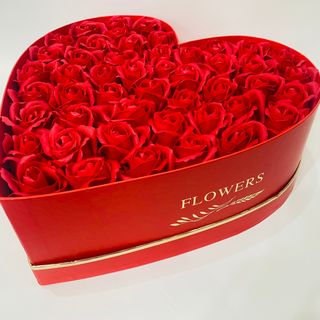 Cod 447 Cutie inima BIG rosie "Flowers" cu 50 trandafiri sapun rosii