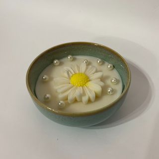 cod 6 Lumare din ceara de soia cu margareta alba si perle ivory in bol ceramic