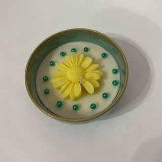 cod 4 Lumare din ceara de soia cu margareta galbena si perle turcoaz in bol ceramic verde
