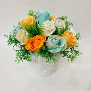 Cod 444 Vaza ratan plastic mare cu 21 trandafiri sapun piersic, alb, albastru vintage cu verdeata