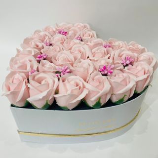 Cod 449 Cutie inima MARE ALBA Flowers cu 27 trandafiri sapun roz pal