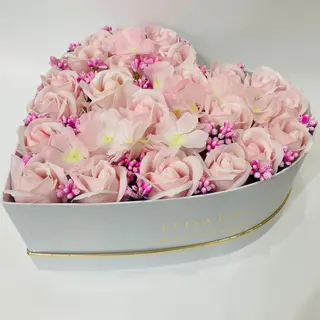 Cod 450 Cutie inima MARE ALBA Flowers cu 27 trandafiri sapun roz pal si floare cires artificiala