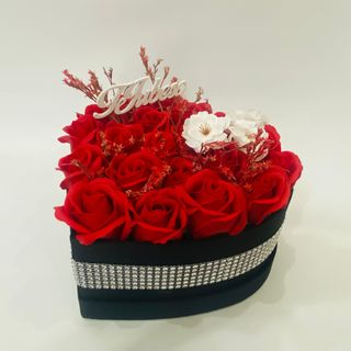 Cod 433 Cutie inima mica neagra satinata  cu trandafiri sapun rosii, floare cires si mesaj Te iubesc