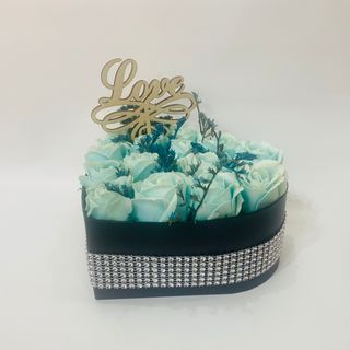 cod 431 inima mica negra cu 15 trandafiri de sapun albastru vintage, flori uscate albastre , mesaj de lemn Love