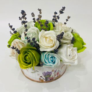 Cod 441 Cutie medie lavanda cu flori sapun verde, alb albastru si fire de lavanda uscate