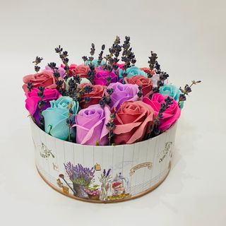 Cod 445 Cutie mare lavanda cu 22 flori sapun mov albastru si fire de lavanda uscate