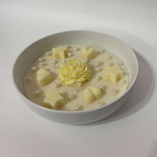 cod 7 Lumare mare din ceara de soia cu decotatiuni ivory in bol ceramic alb