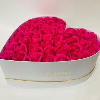 Cod 448 Cutie inima BIG alba "Flowers" cu 50 trandafiri sapun roz fuxia