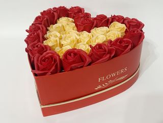 Cod 451 Cutie inima rosie MEDIE Flowers cu 31 trandafiri sapun piersic si rosii