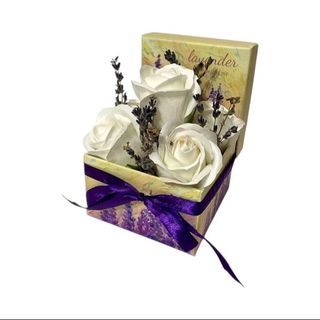 Cod 491 Cutie mica patrata 9cm LAVANDA GALBEN cu 5 trandafiri sapun albi, lavanda uscata, pamblica mov