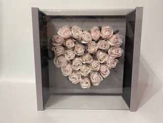 Cod 472 Cutie LUX gri cu capac stiplex, inima cu flori roz si lavanda