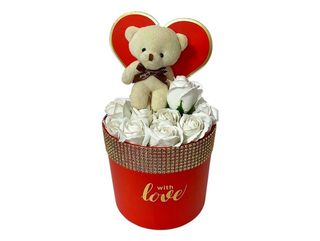 Cod 454 Cutie rotunda MICA with Love cu 13 trandafiri sapun albi, ursulet de plus ivory