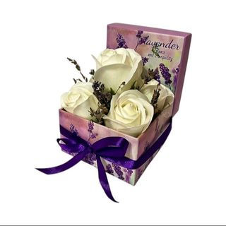 Cod 493 Cutie mica patrata 9cm LAVANDA  MOV cu 5 trandafiri sapun albi, lavanda uscata, pamblica mov