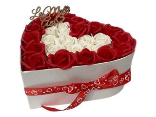 Cod 475 Inima medie alba 22 cm cu 16 trandafiri sapun rosii, 10 trandafiri albi, mesaj La multi ani!