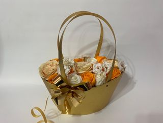 Cod 469 Cutie poseta AURIE cu 16 trandafiri sapun piersic, portocaliu si 3 bujori, flori cires