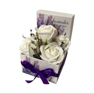 Cod 492 Cutie mica patrata 9cm LAVANDA  ALB cu 5 trandafiri sapun albi, lavanda uscata, pamblica mov