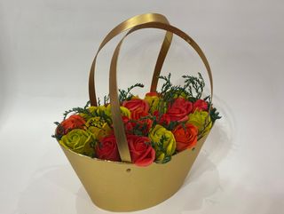 Cod 467 Cutie poseta aurie cu 23 trandafiri sapun rosu, portocaliu, verde, verdeata uscata