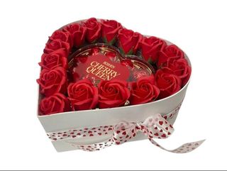 Cod 473 Inima mare alba 28 cm cu 16 trandafiri sapun sorii, ciocolata cherry