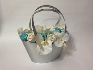 Cod 464 Cutie poseta argintie cu 23 flori de sapun alb albastru si 5 orhidei silicoate