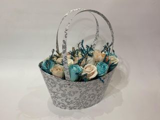 cod 463 Cutie poseta alb argintiu cu 21 trandafiri sapun ivory si albastru